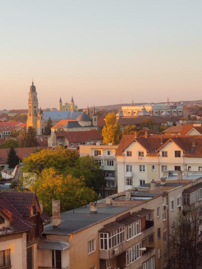Over The City Орадя Экстерьер фото